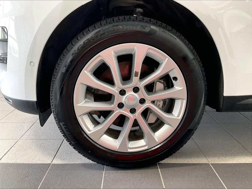 Used 2025 White Land Rover SE image 7