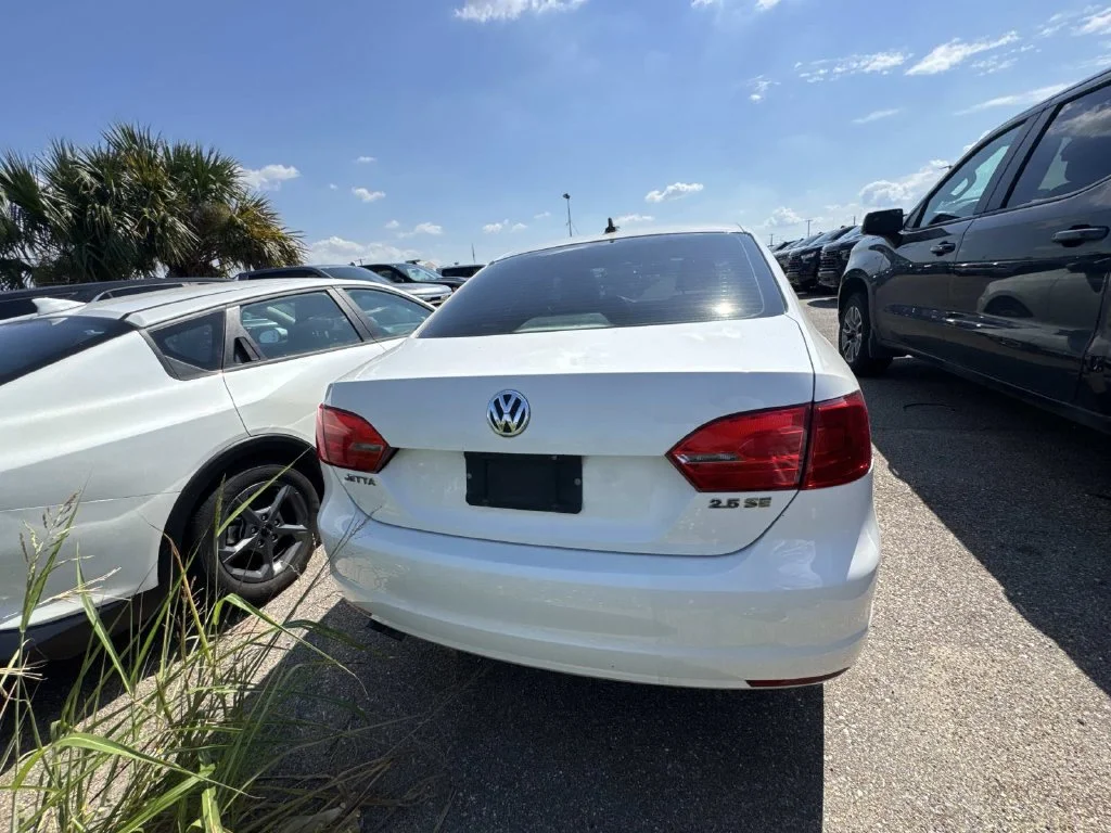 Used 2012 White Volkswagen 2.5L SE image 12
