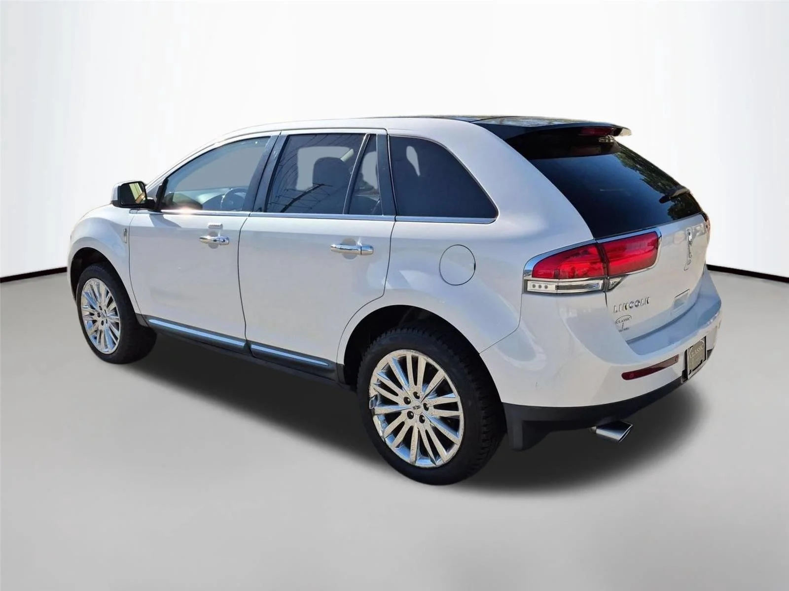 Used 2011 WHITE PLATINUM METALLIC TRI-COAT LINCOLN  image 3