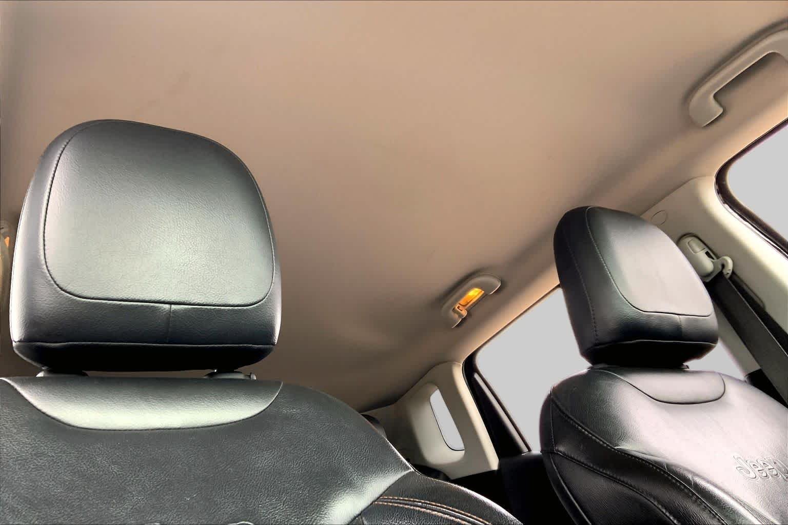 Used 2018 Diamond Black Crystal Pearlcoat Jeep Limited image 13