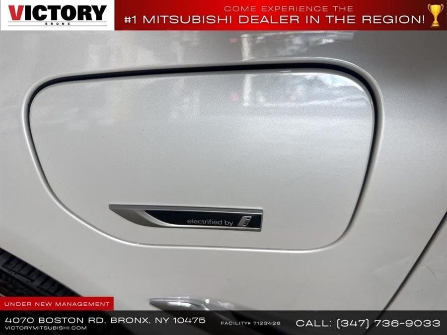 Used 2022 White BMW 530e iPerformance image 29