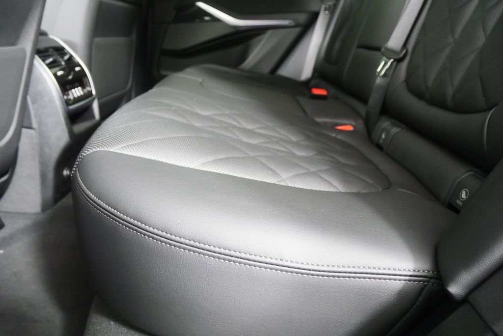 Used 2026 Skyscraper Grey Metallic BMW M60i image 15