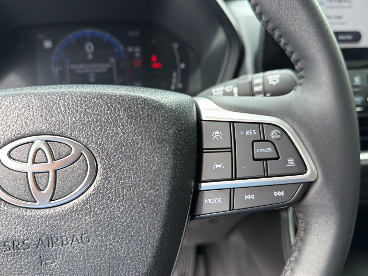 Used 2025 Wind Chill Pearl Toyota XLE image 22