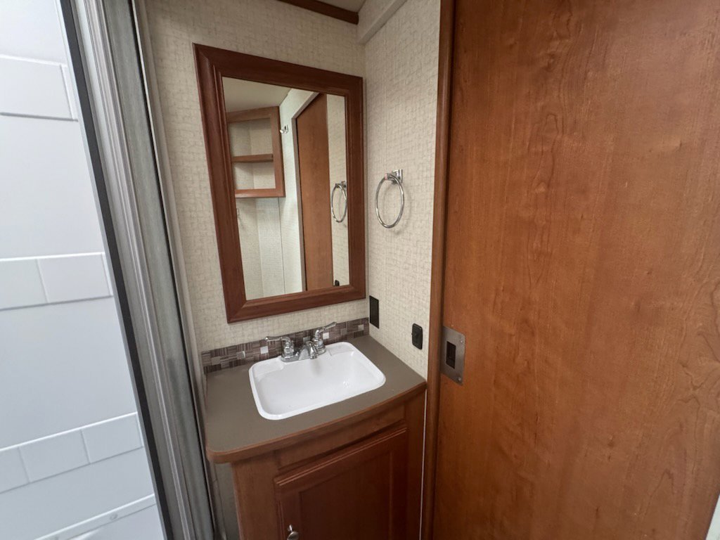Used 2017  Winnebago 31BE image 7