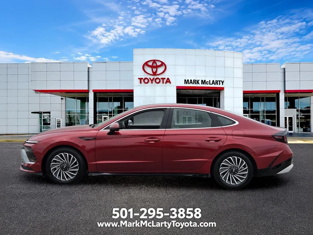 Used 2025 Red Hyundai SEL image 2