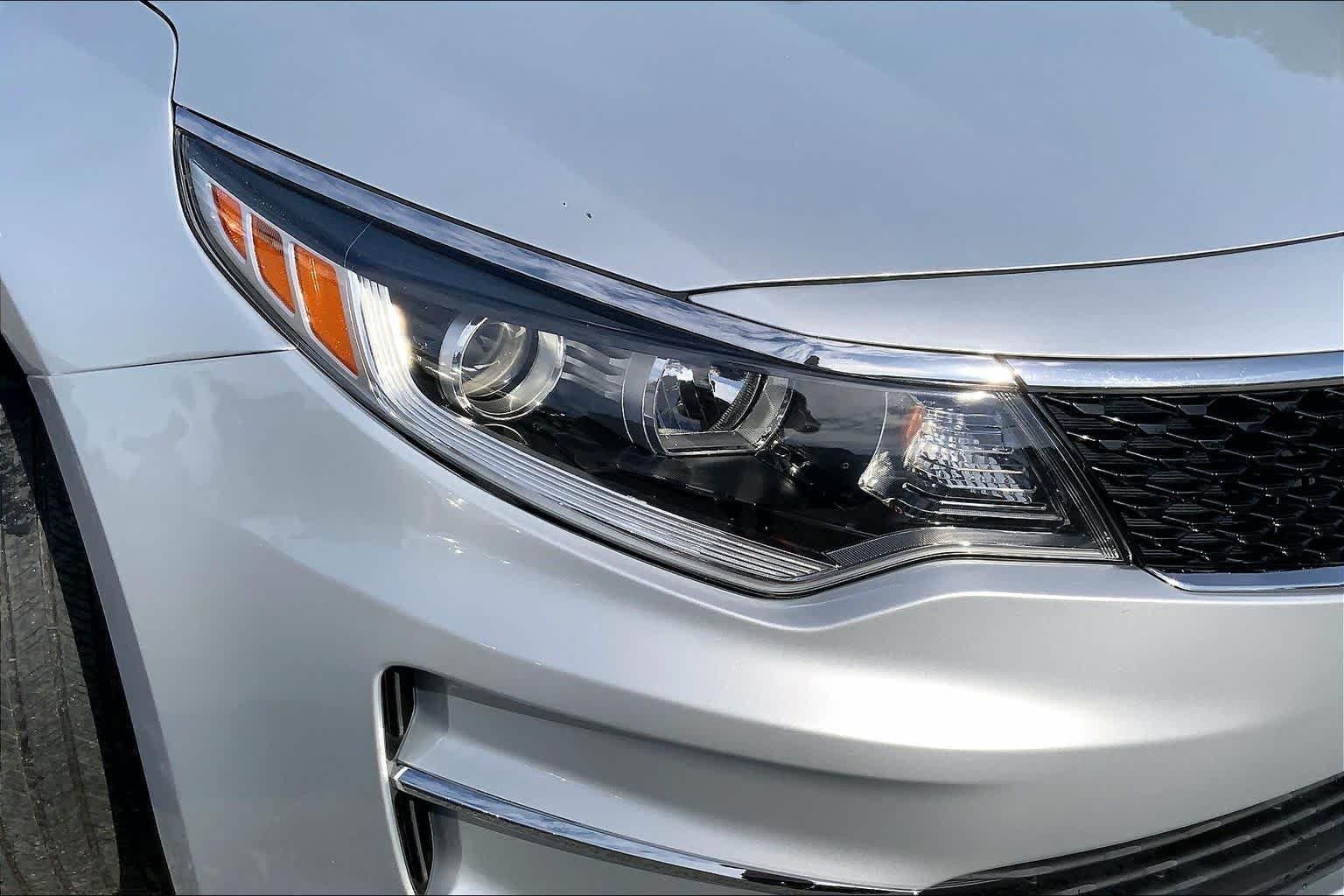 Used 2018 Sparkling Silver Kia LX image 26