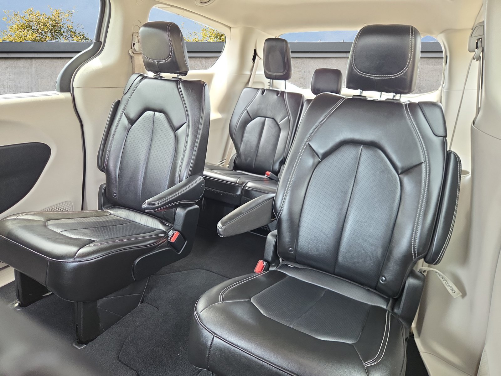 Used 2024 Silver Mist Clearcoat Chrysler Touring L image 13