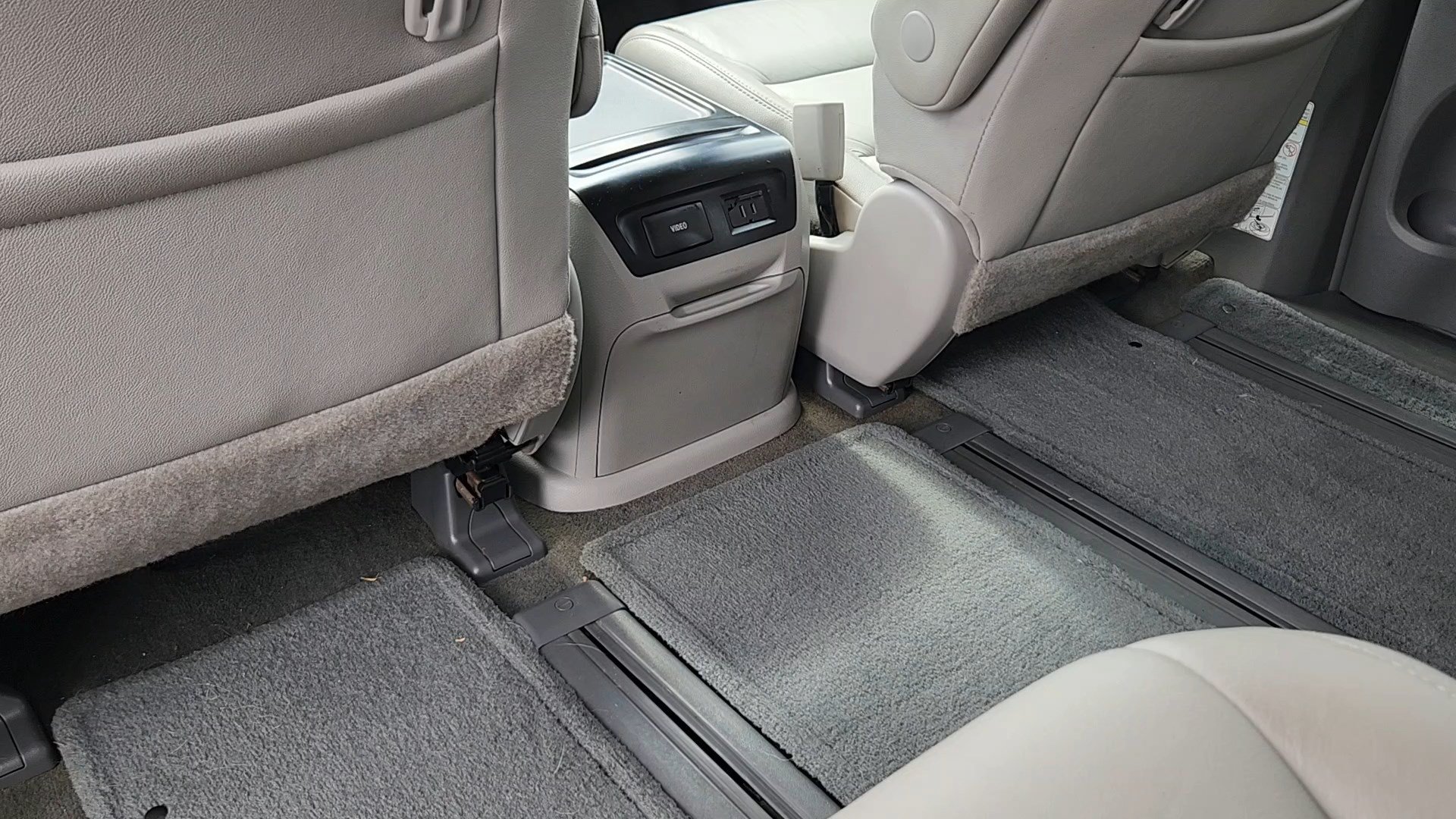 Used 2016 Predawn Gray Mica Toyota XLE Premium image 17