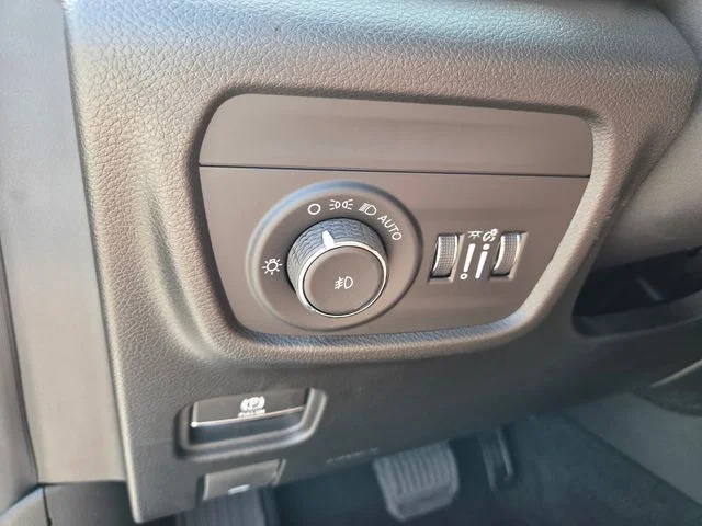 New 2026 Silver Zynith Exterior Paint Jeep Limited image 22