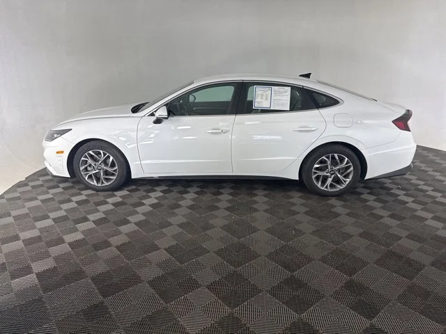 Used 2023 White Hyundai SEL image 6