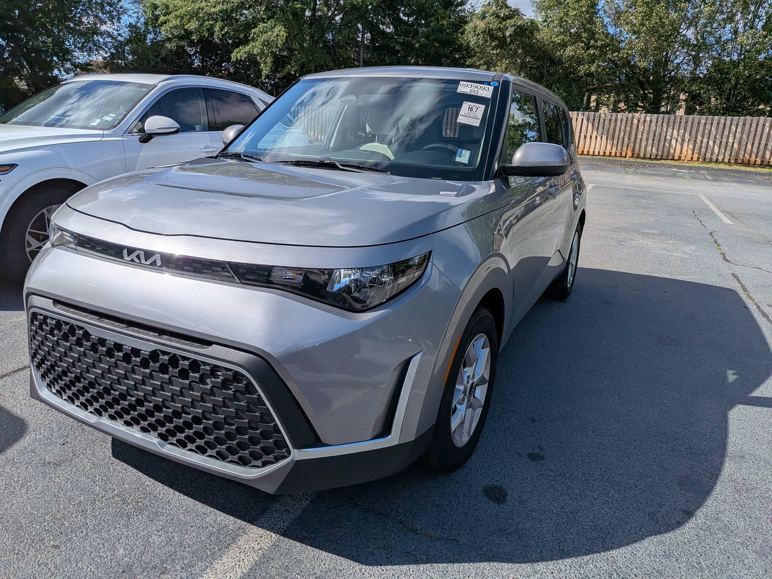 Used 2025  Kia LX image 2