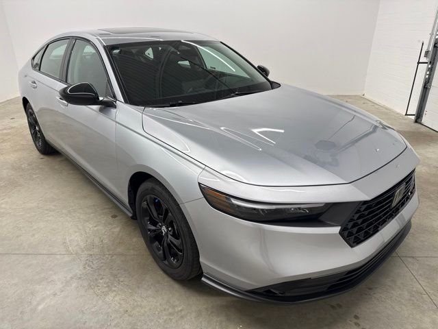 Certified Used 2025 Solar Silver Metallic Honda SE image 3