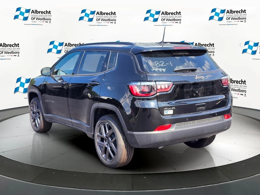 New 2026 Diamond Black Crystal Pearl-Coat Exterior Paint Jeep Limited image 3