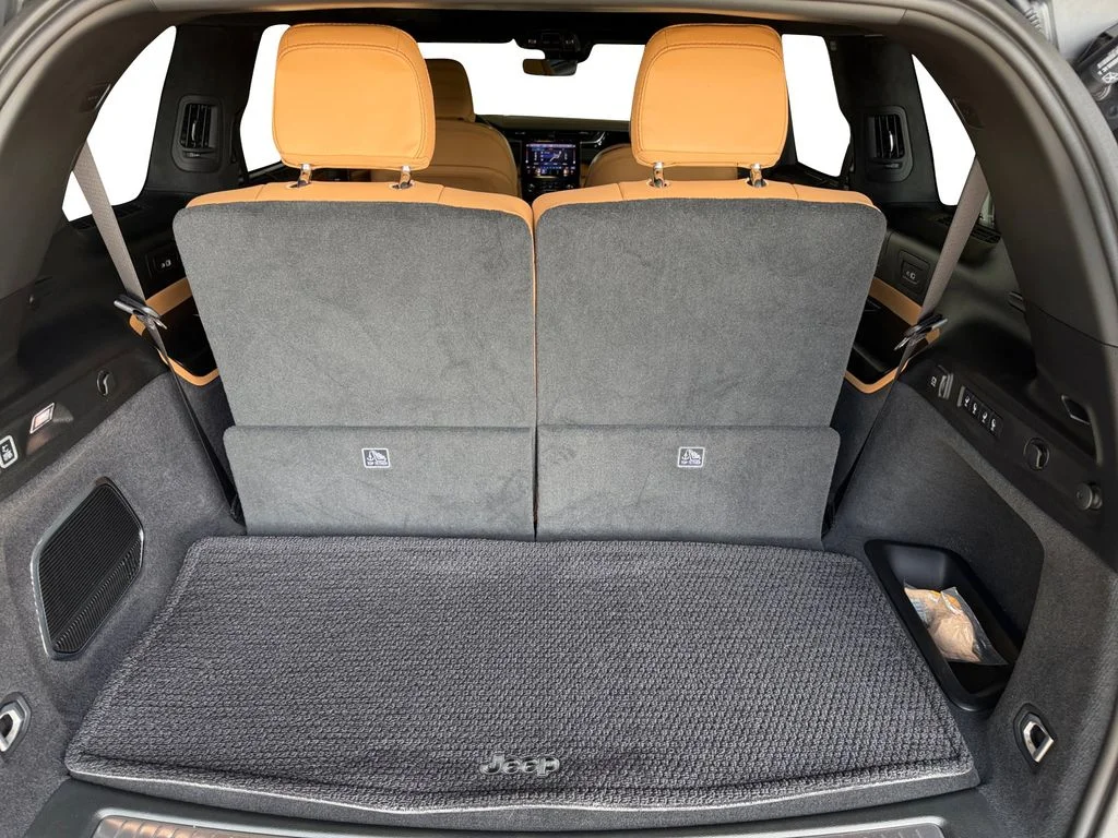 Used 2025 Gray Jeep Summit image 13