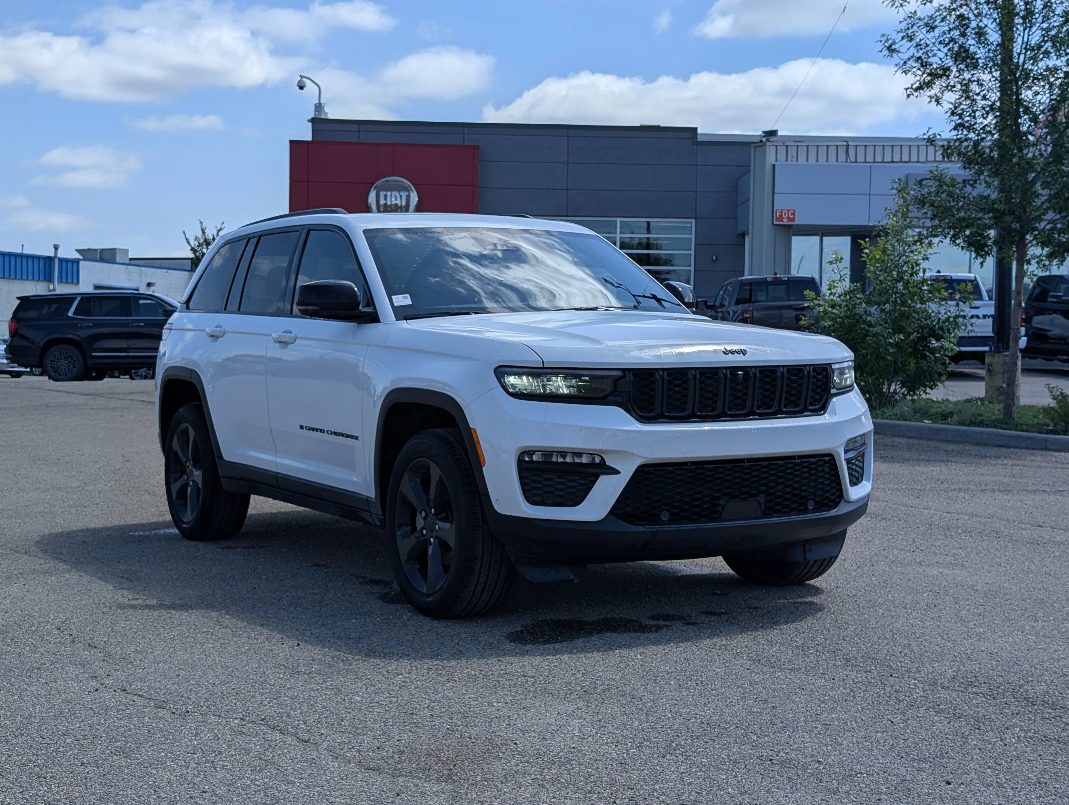 New 2025 Bright White Jeep Limited image 9
