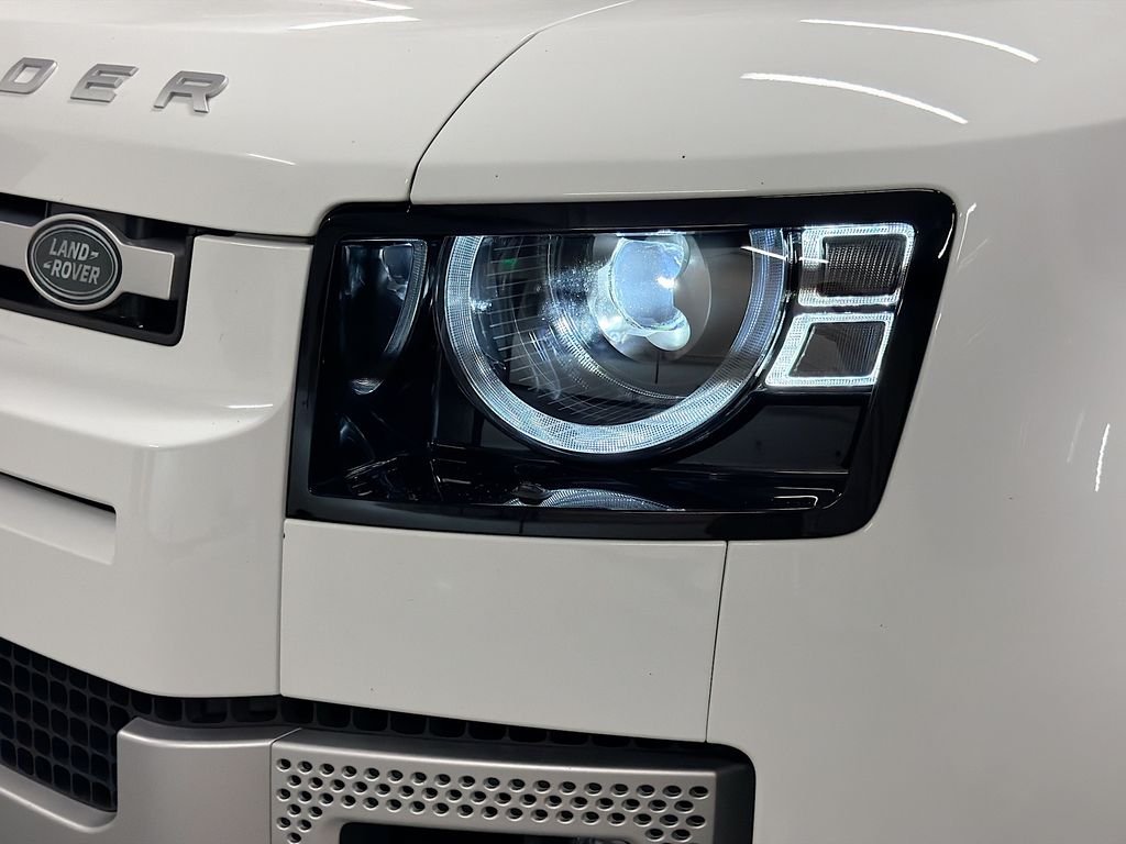 Used 2021 White Land Rover SE image 32