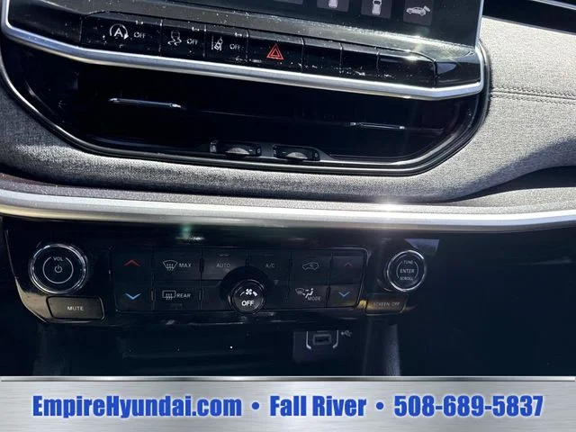 Used 2023 White Jeep Latitude Lux image 24