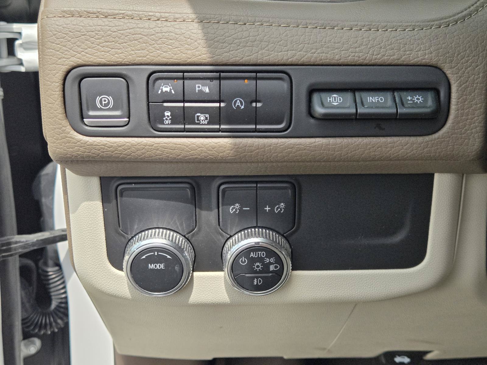 Used 2023 White GMC Denali image 26