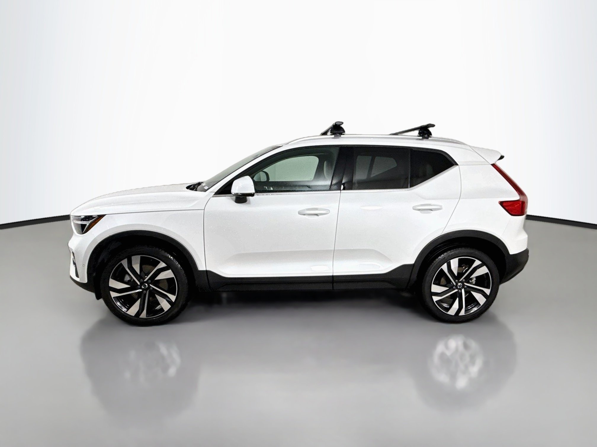 Used 2023 Crystal White Metallic Volvo Plus Bright Theme image 4