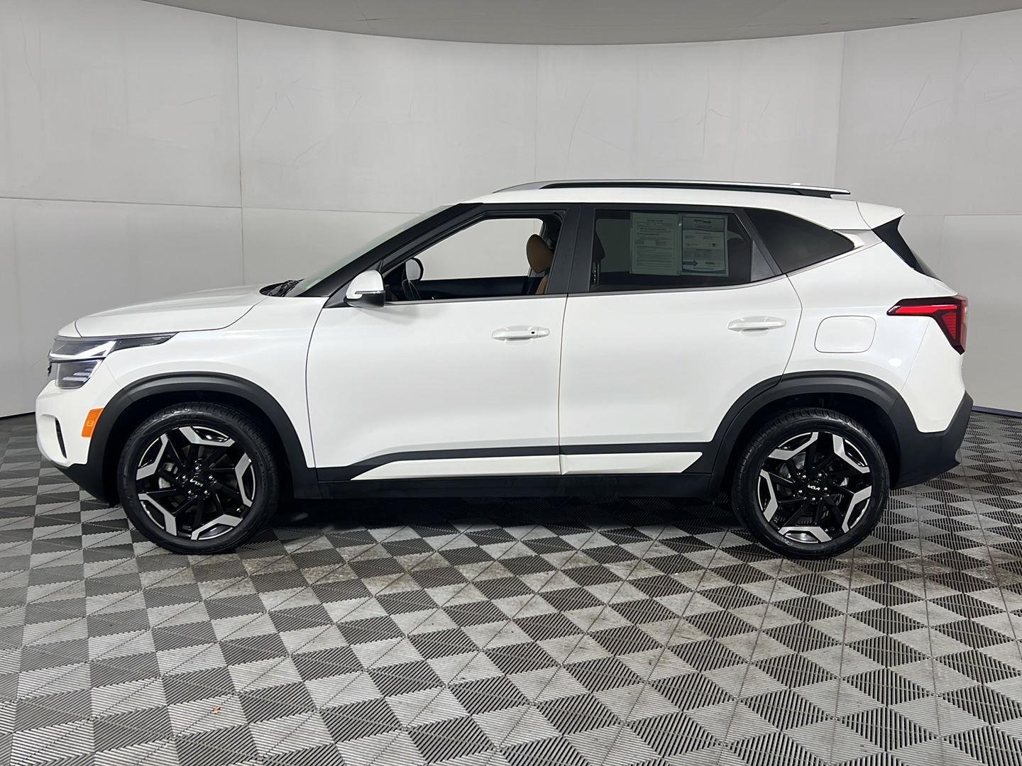 Used 2024 Snow White Pearl Kia SX image 8