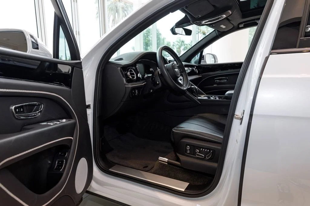 Used 2023 White Bentley  image 12