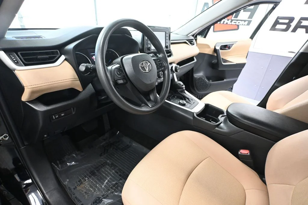 2022 Toyota RAV4 LE - Photo 21