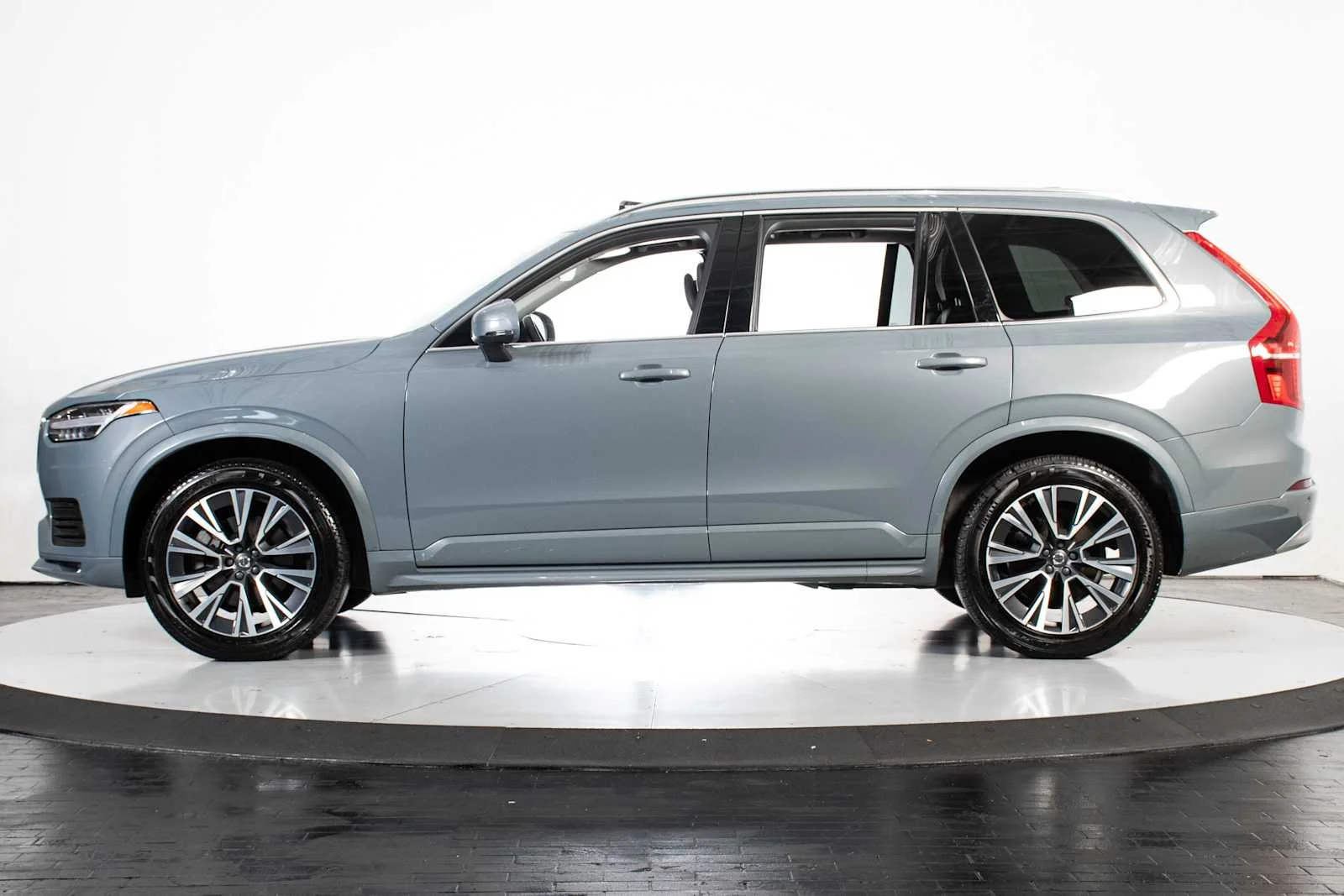 Used 2022 Thunder Grey Metallic Volvo Momentum image 2