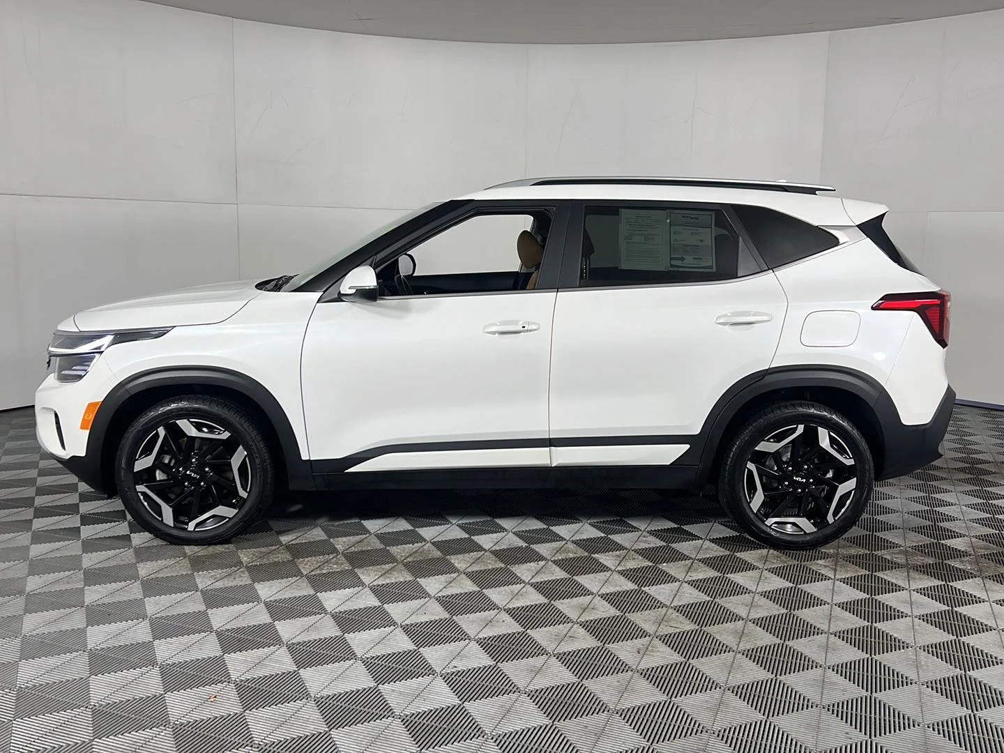 Used 2024  Kia SX image 8