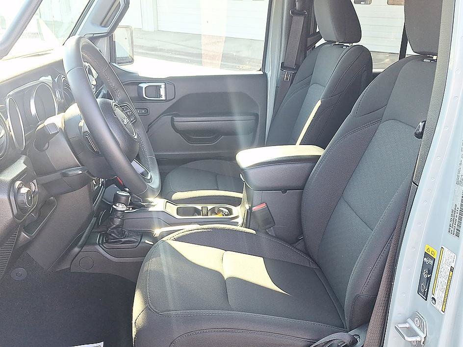Used 2023 Earl Clearcoat Jeep Sport Altitude image 11