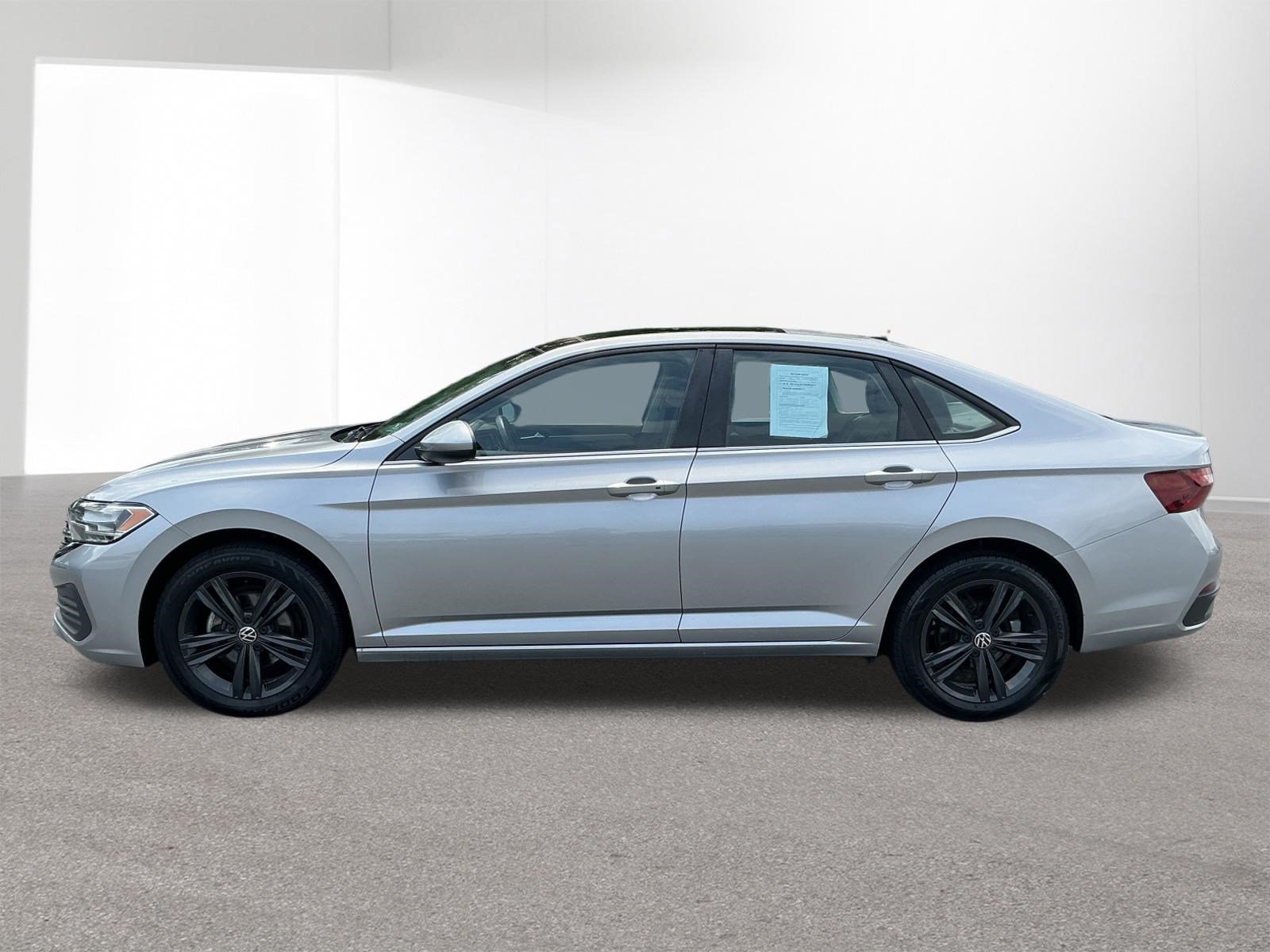 Used 2022 Silver Volkswagen SE image 9
