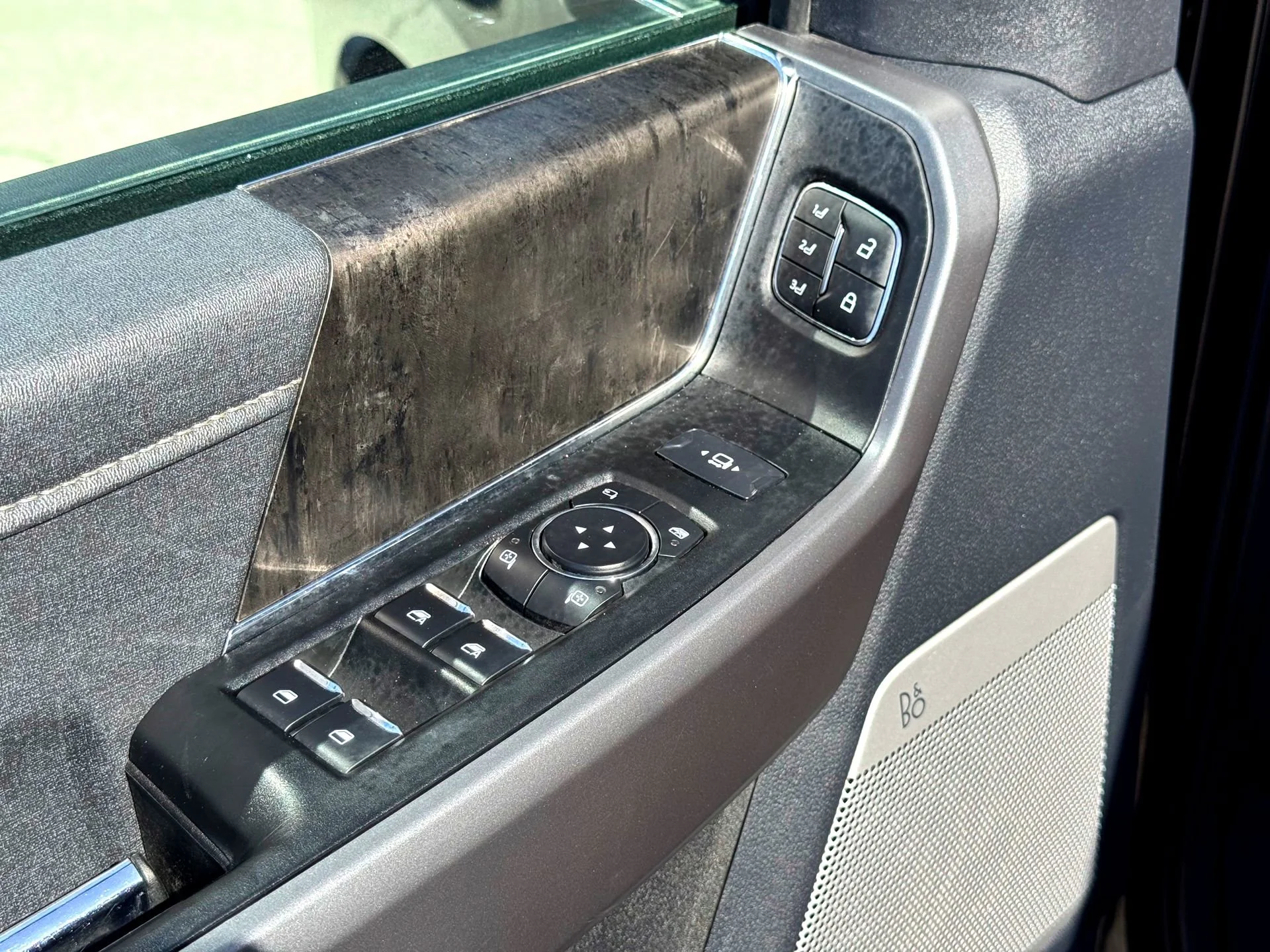Used 2024  Ford Lariat image 15