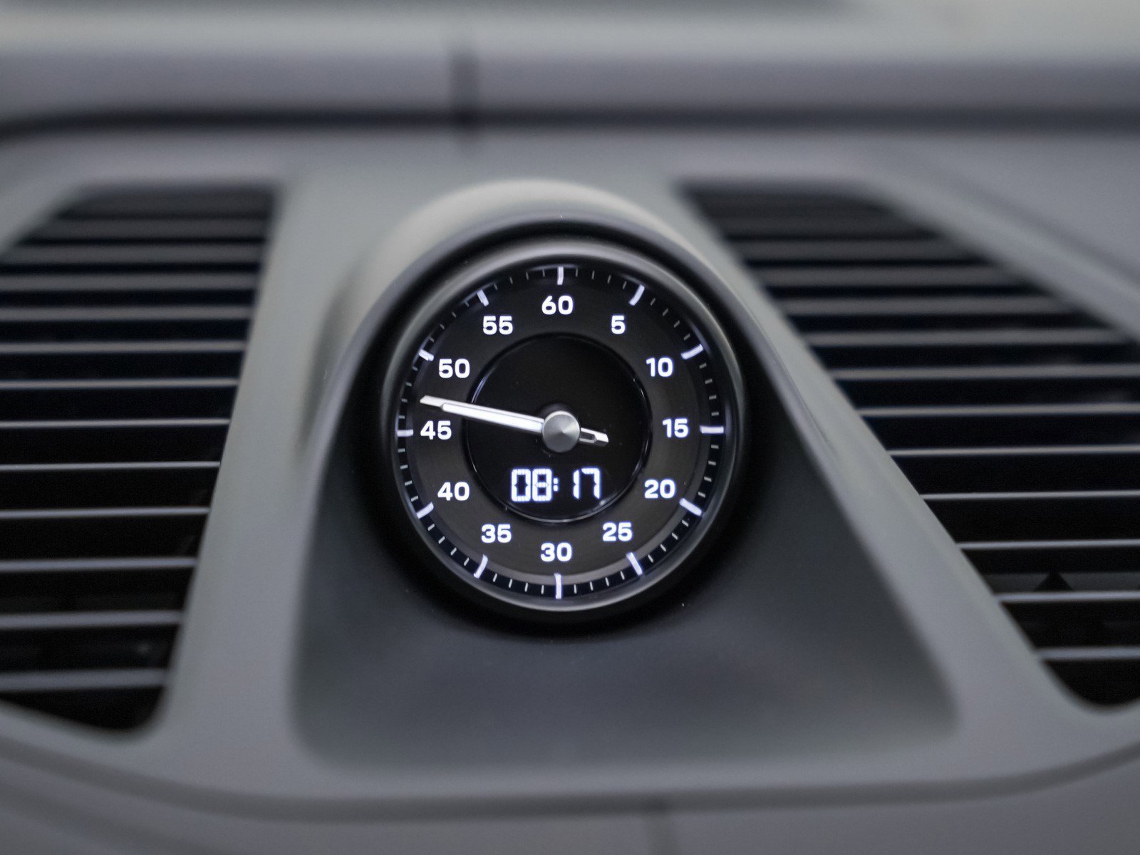 2025 Porsche Macan Turbo Electric - Photo 20