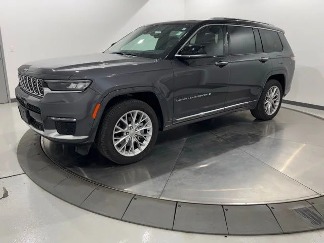 Used 2024 Gray Jeep Summit image 1