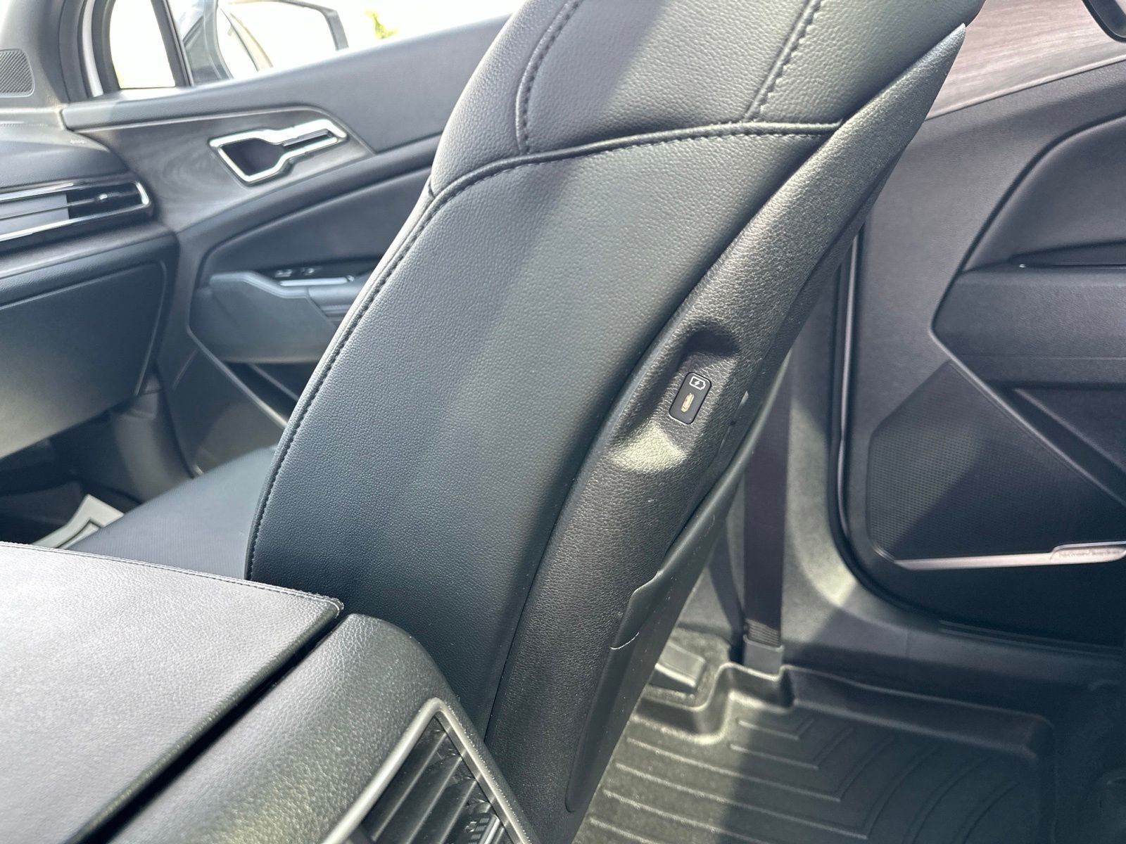 Used 2023 White Kia X-Pro image 24