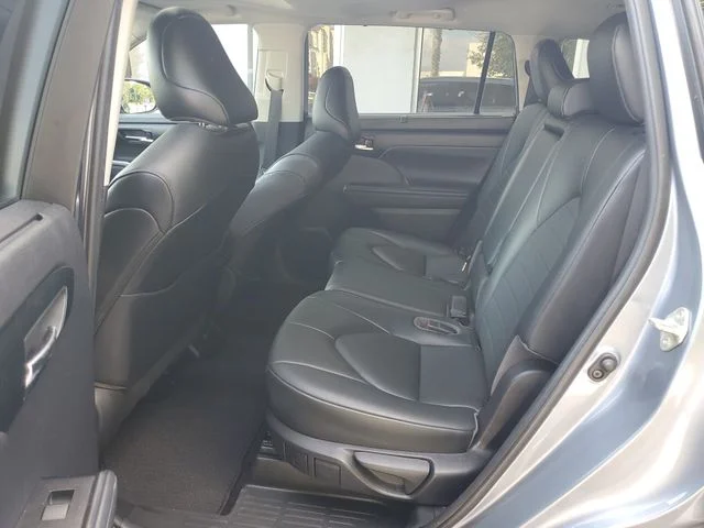 Used 2020  Toyota XLE image 32
