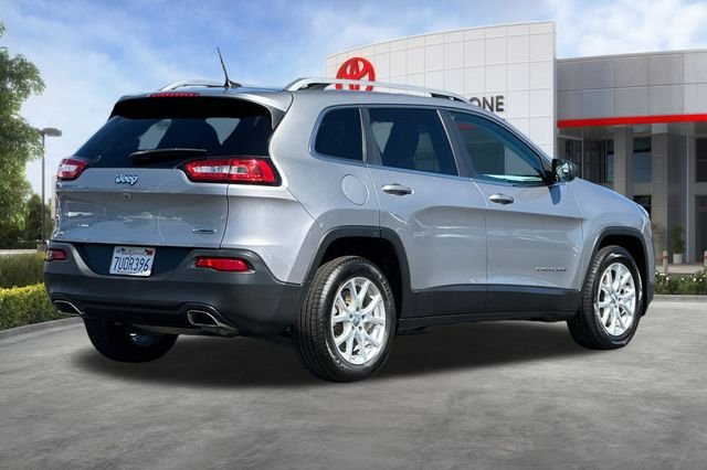 Used 2016 Silver Jeep Latitude image 4