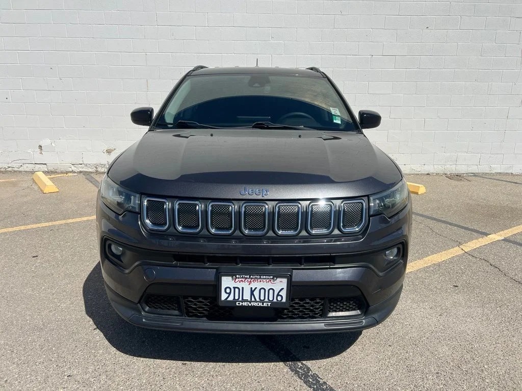 Used 2022 Granite Crystal Clearcoat Metallic Jeep Latitude image 2