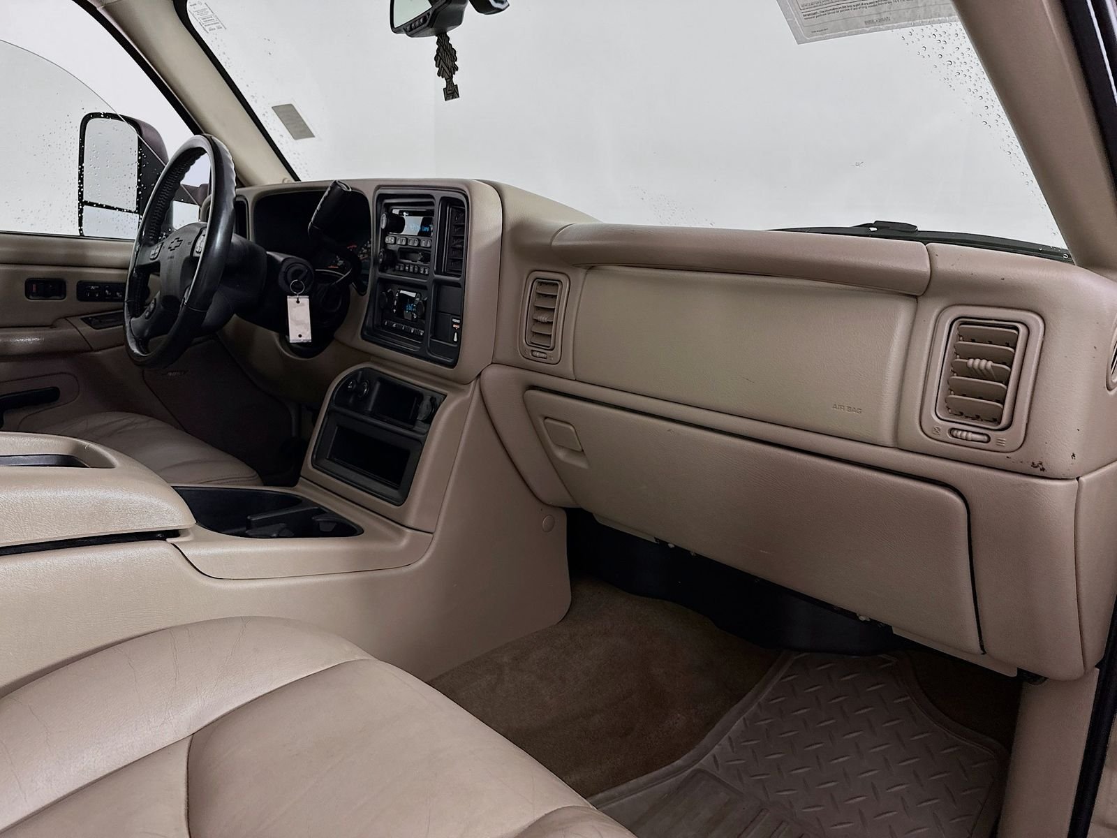 Used 2004 Sandstone Metallic Chevrolet Base image 28
