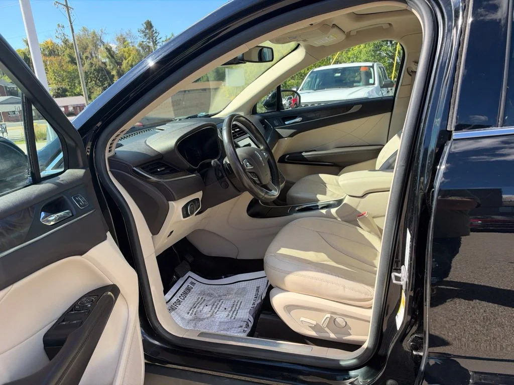 Used 2017 Black Lincoln Reserve image 21