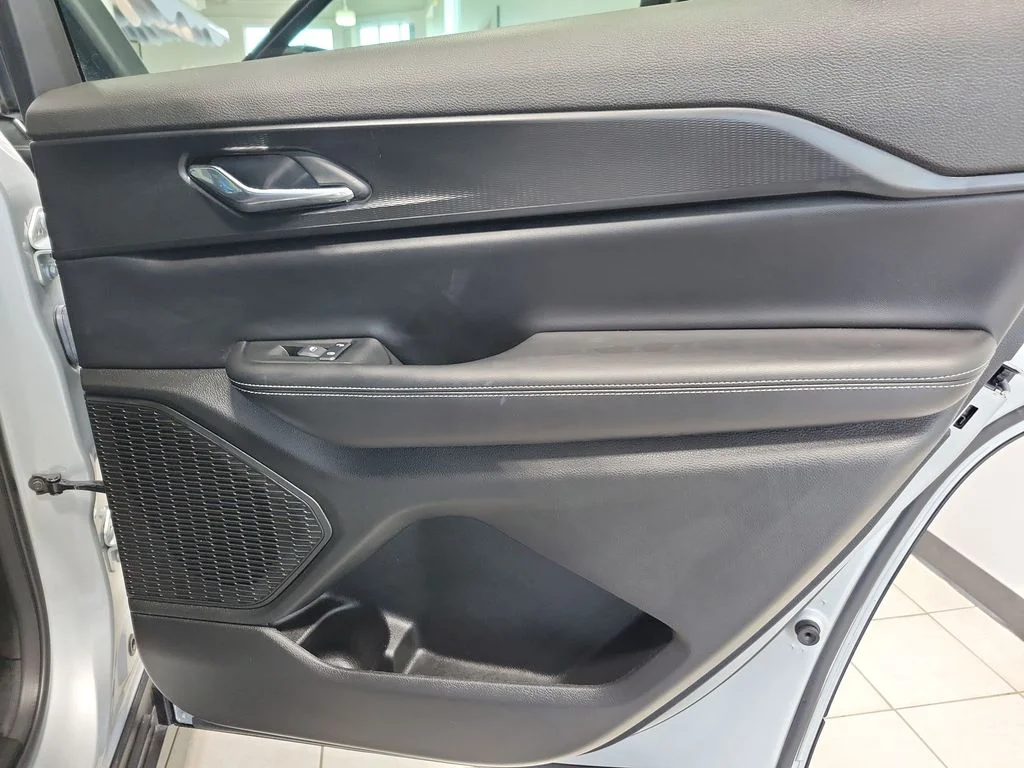 Used 2024 Silver Jeep Laredo image 19