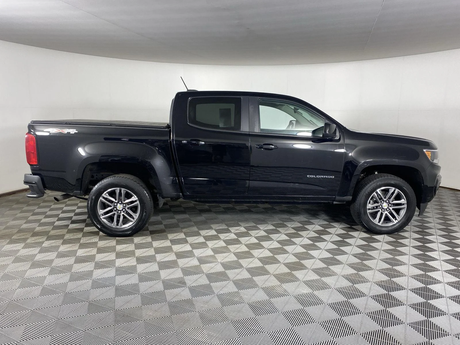 Used 2021 BLACK Chevrolet 4WD LT image 8
