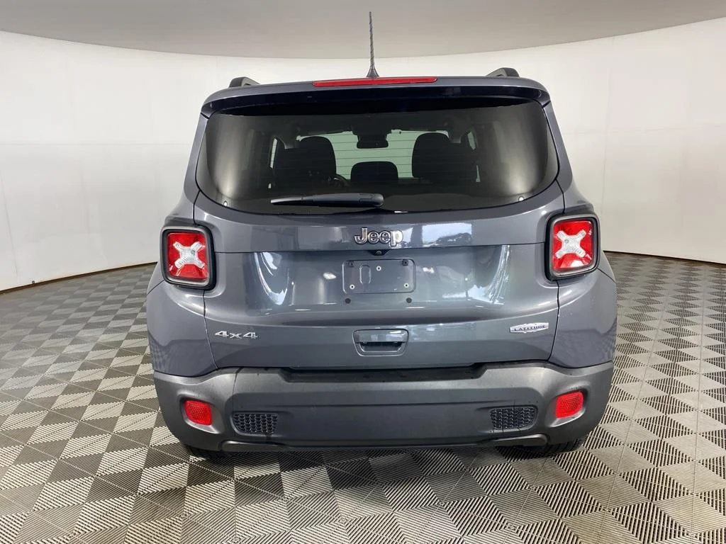 Used 2022 Gray Jeep Latitude image 7