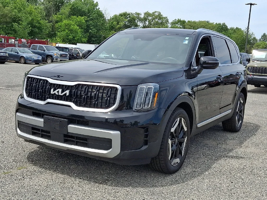 Used 2023 Ebony Black Kia EX image 5