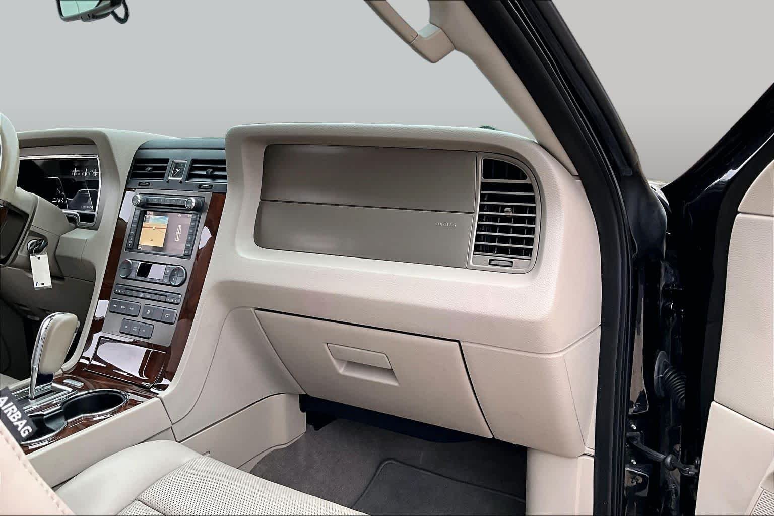Used 2014 Tuxedo Black Metallic Lincoln  image 16