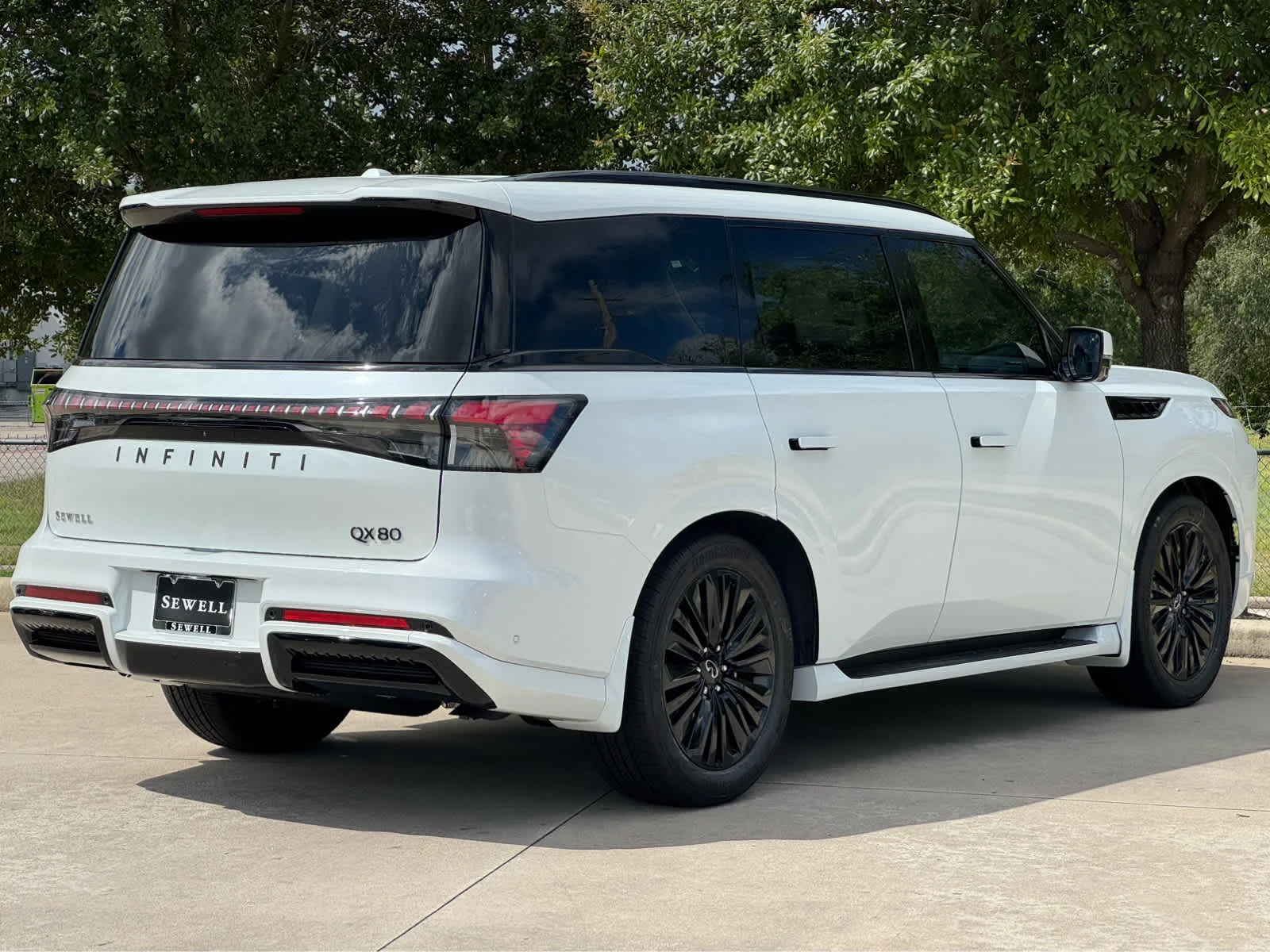 New 2027 RADIANT WHITE INFINITI Luxe 2WD image 3