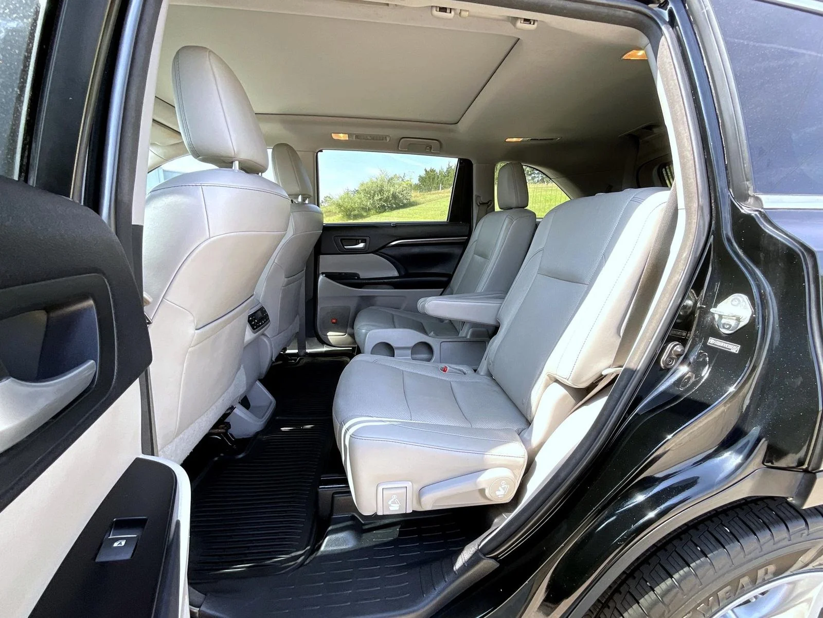 Used 2014 Black Toyota Limited Platinum V6 image 22