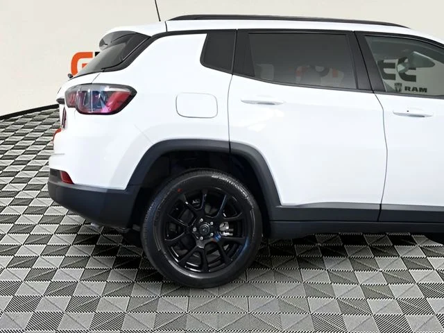 New 2026 Bright White Clear-Coat Exterior Paint Jeep Latitude image 40