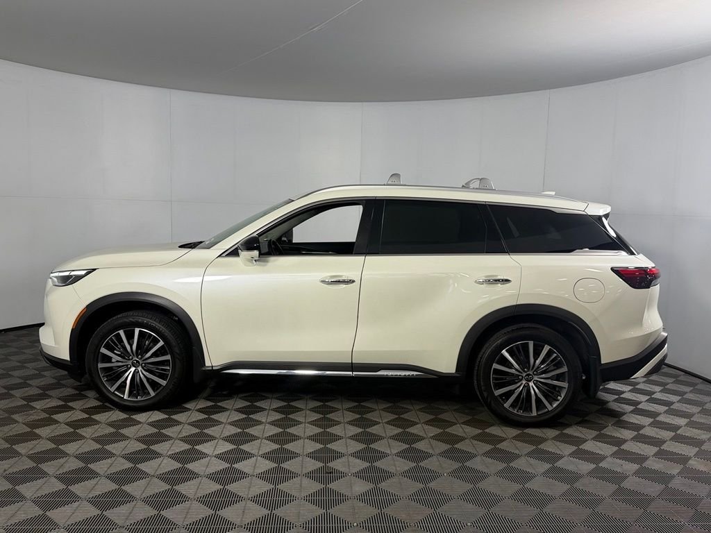 Used 2023 White INFINITI Sensory image 9