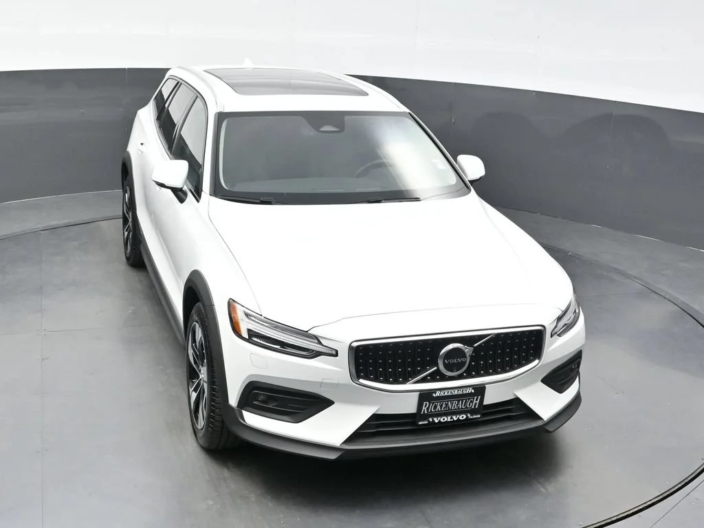Certified Used 2026 Crystal White Volvo Plus image 28