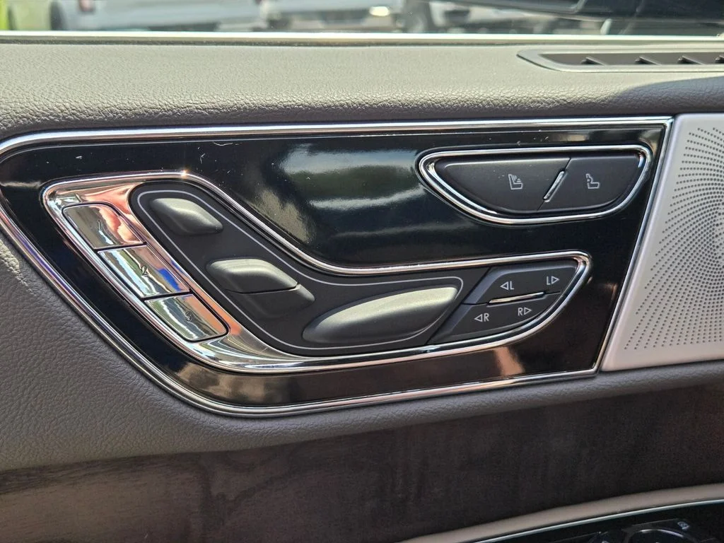 Used 2024 Blue Lincoln Reserve image 32